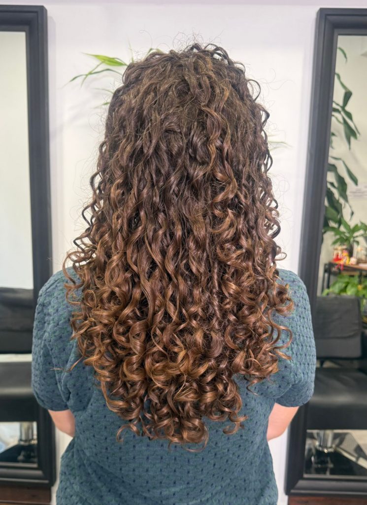 abello rizado, definido y brillante de espaldas, resultado después del tratamiento Bloom! con tecnología Spa Mist en Iconixs Peluquería.
