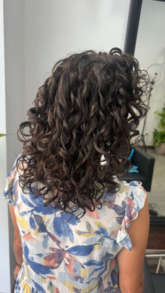Pelo rizado sano, cuidado y definido en Iconixs, Peluquería Curly en León