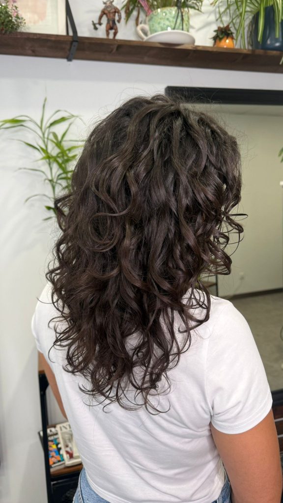 Rizos volumen y definición tras Método Curly, fotografía lateral ICONIXS.