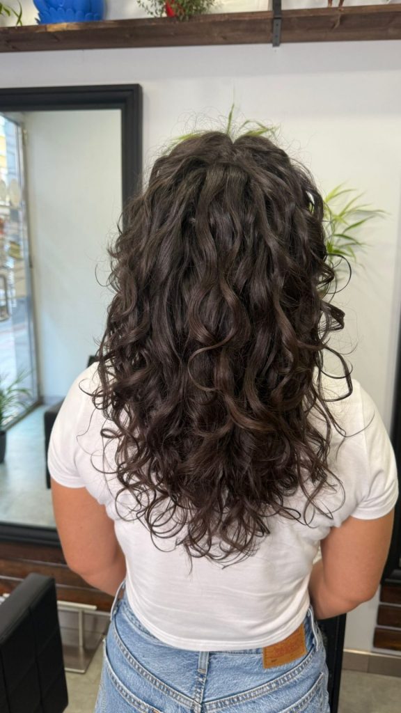 Cabello rizado definido y brillante después de Método Curly profesional.