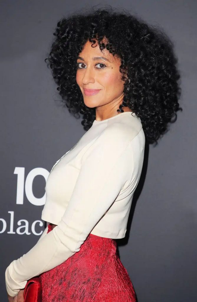 Tracee Ellis Ross con cabello rizado voluminoso tipo 4 natural en evento, demostrando máximo volumen y definición de rizos negros apretados
