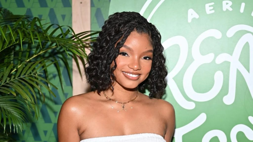 Halle Bailey con corte bob rizado natural, look moderno y volumen